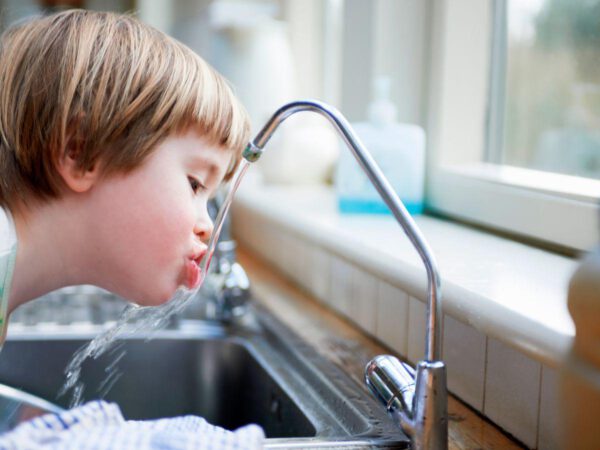 drinkwatersysteem thuis jongen